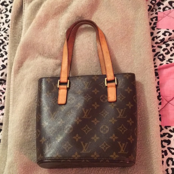 Louis Vuitton Handbags - Authentic Louis Vuitton bag. RESERVED